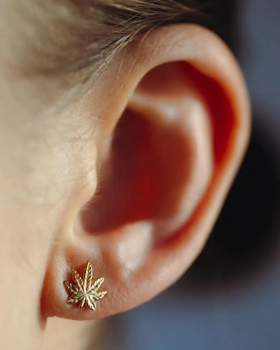 9ct Gold Sweet Leaf Studs (not pair) - Image 3