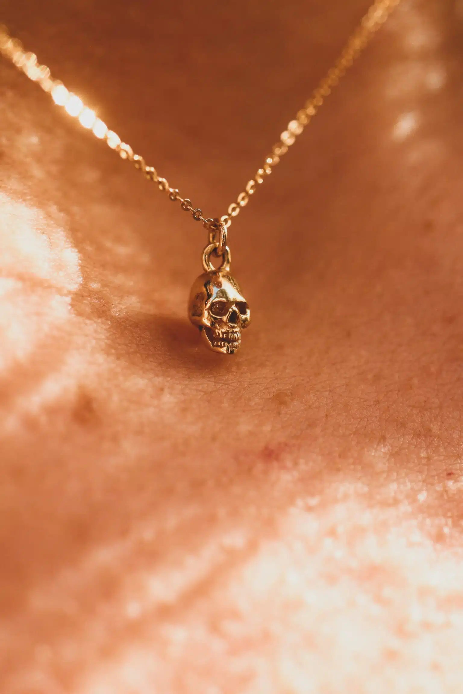 Solid 18ct Gold Micro Anatomical Skull Pendant and Chain - Image 3