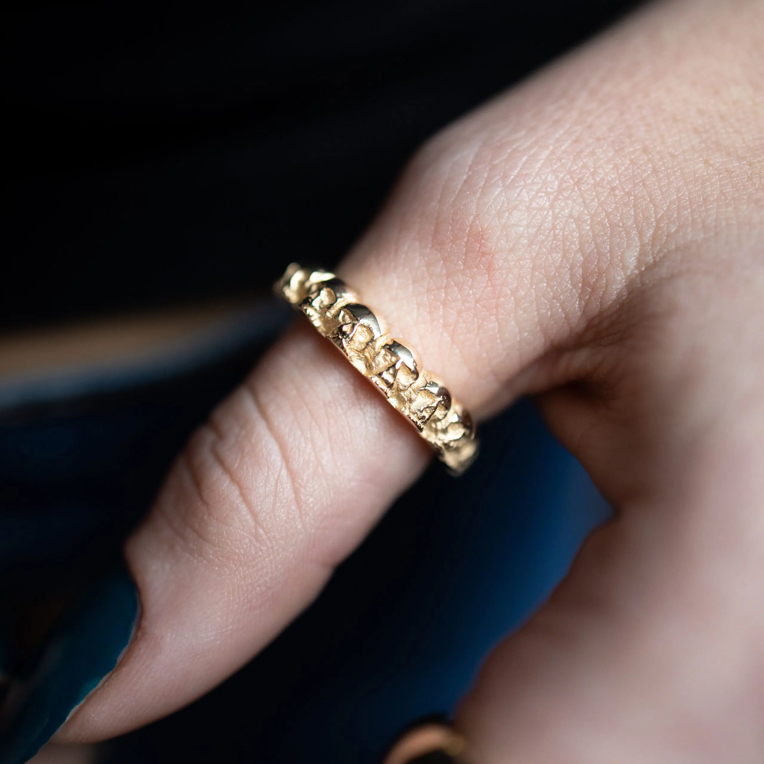 Solid 9ct Gold Band of Skulls - Image 3